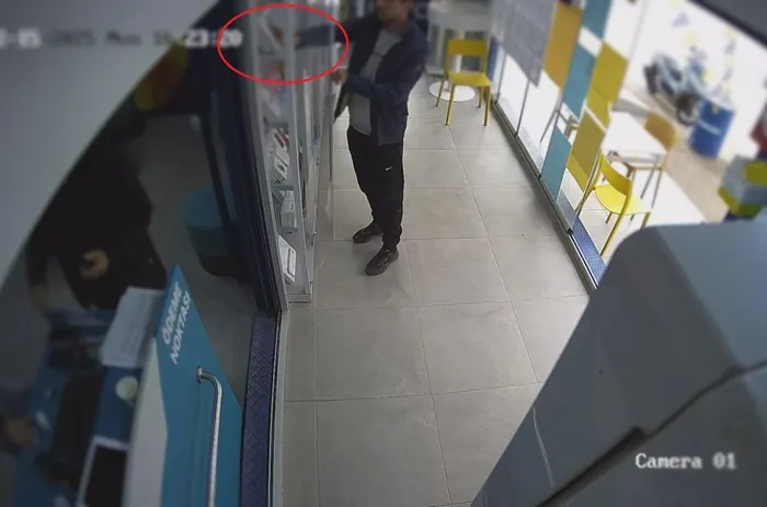 camekandaki-cep-telefonunu-kasla-goz-arasinda-calan-hirsizin-o-anlari-kamerada-1766557038994.jpg