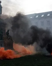 AB Liderler Zirvesi sırasında alevler yükseldi