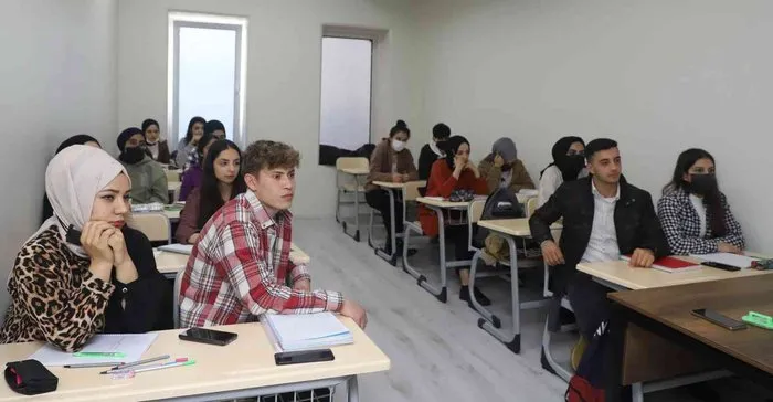 Akdeniz Belediyesi, gençlere üniversite kapılarını açıyor