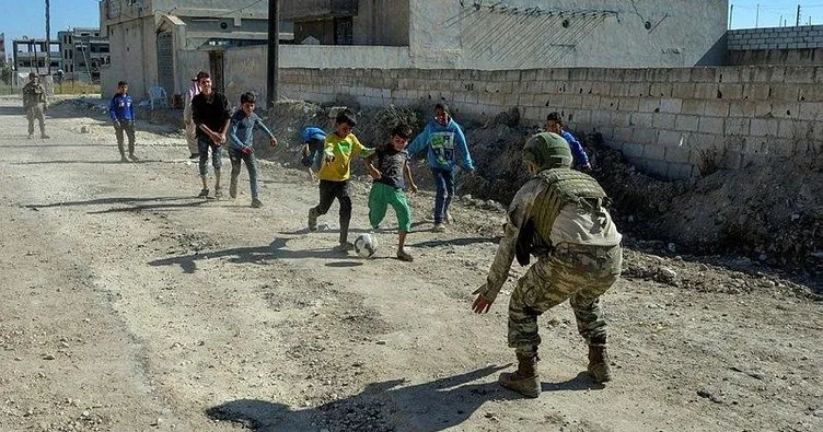 Mehmetçik Resulayn’da çocuklarla futbol oynadı