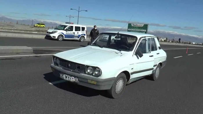 Hastane kavşağında otomobilin çarptığı kadın yaralandı