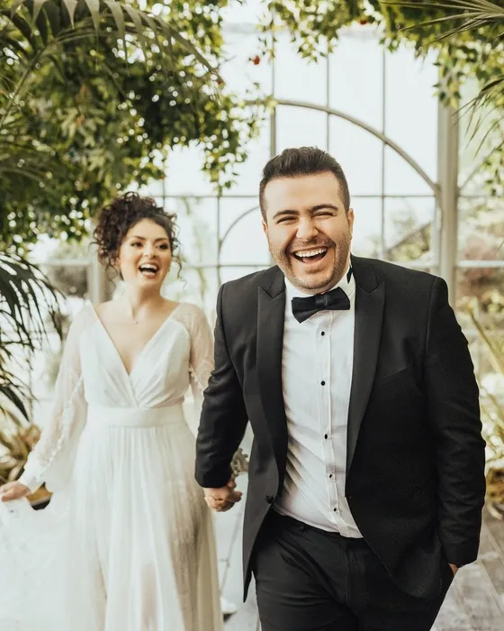 Baba olacağını duyurmuştu! Safa Sarı minin kızını kucağına aldı...