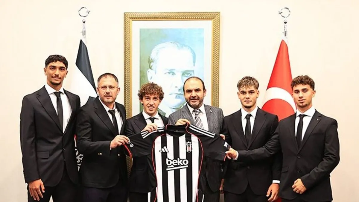 Beşiktaş'ta 4 genç futbolcuyla sözleşme imzalandı!