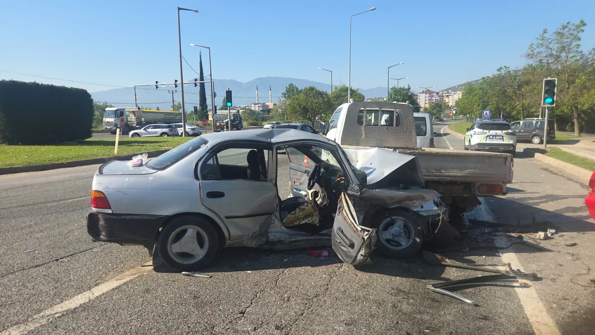 Bursa’da zincirleme kaza: 4 araç birbirine girdi! 1 ölü, 4 yaralı Bursa’da zincirleme kaza: 4 araç birbirine girdi! 1 ölü, 4 yaralı