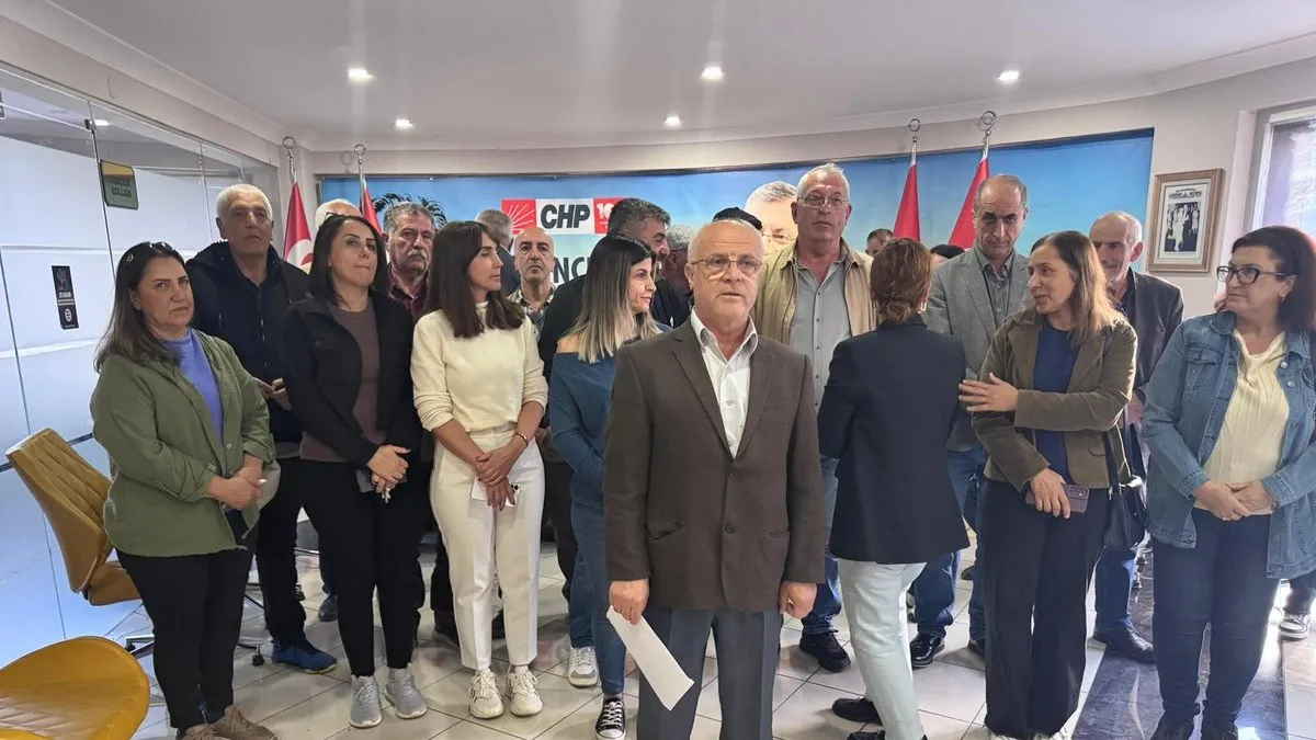 CHP'de demokrasi isyanı: İl başkanı ve yönetim kendilerini binaya kilitleyip eylem başlattı