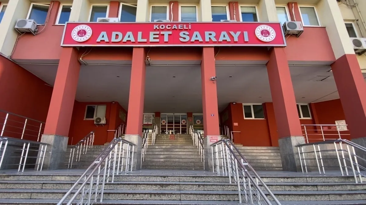 Kandıra adliye binası önü