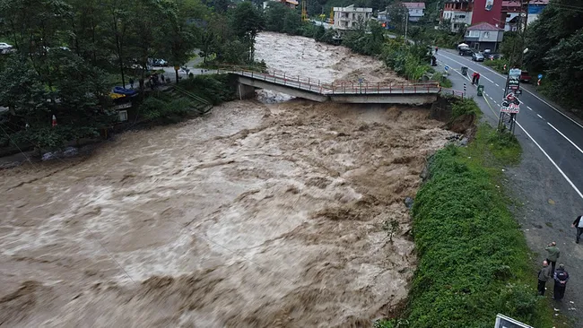 SON DAKİKA… Metrekareye 161 kilo yağış düştü! Rize sele teslim: Dereler taştı, köprüler yıkıldı, Ayder Yaylası yolu kapandı!