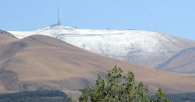 Erzurum’da yüksek kesimlere kar yağdı