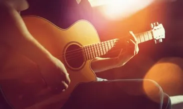 Hadise Küçük Bir Yol Akor ve Şarkı Sözleri: Küçük Bir Yol gitar akorları