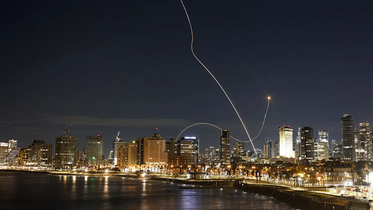 İran vites yükseltti: Bahreyn, BAE ve Kuveyt’te ABD üsleri vuruldu! İran vites yükseltti: Bahreyn, BAE ve Kuveyt’te ABD üsleri vuruldu!