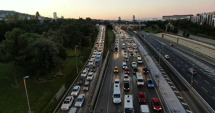 İstanbul’da haftanın ilk iş gününde trafik yoğunluğu erken başladı
