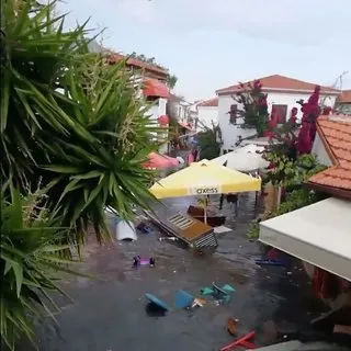Son dakika: İzmir'de deprem! Deniz taştı şoke eden görüntüler