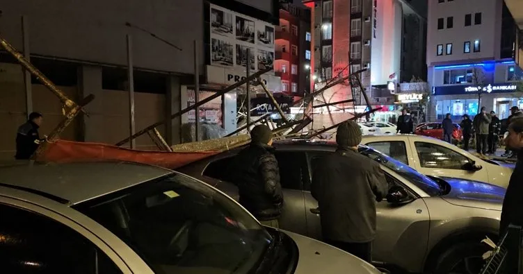 İskele araçların üzerine devrildi