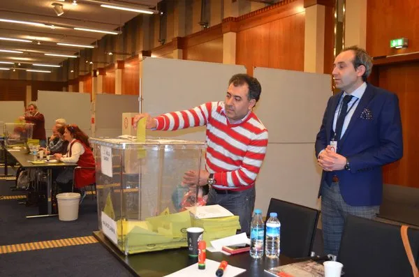 Almanya'daki sandıklarda uzun kuyruklar oluştu
