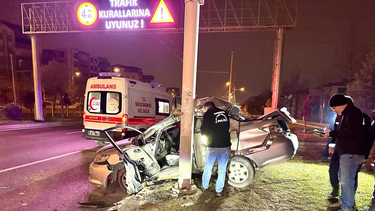 Malatya’da acı kaza: Otomobil trambüs direğine ok gibi saplandı! 1 ölü, 1 ağır yaralı Malatya’da acı kaza: Otomobil trambüs direğine ok gibi saplandı! 1 ölü, 1 ağır yaralı