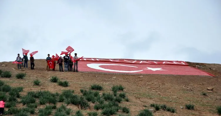 Sınırdaki en yüksek tepeye dev Türk bayrağı yapıldı