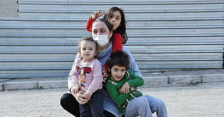 Dört çocukla enkaz altından kurtuldu