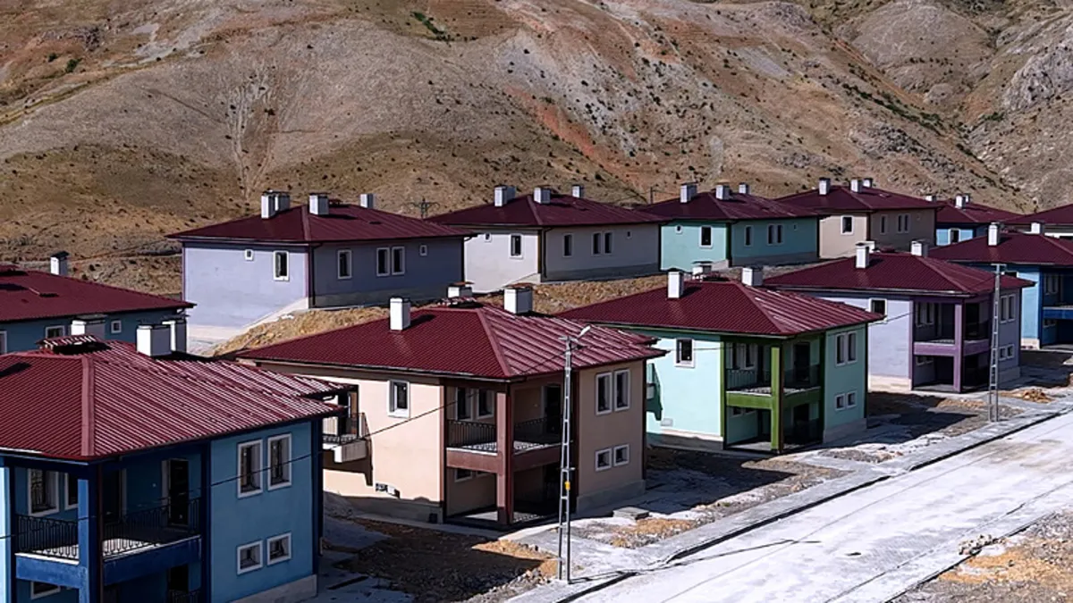 Çevre, Şehircilik ve İklim Değişikliği Bakanı Murat Kurum'un paylaştığı Adıyaman Gölbağ köyündeki tamamlanmış köy evlerinin görüntüsü.