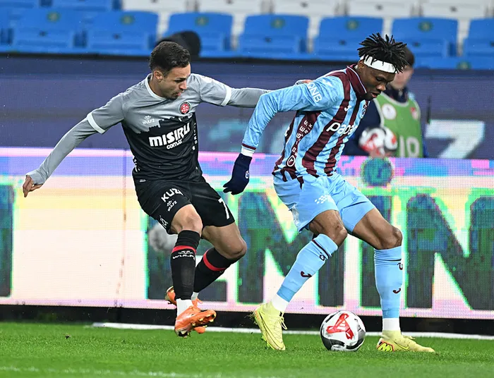 canli-super-ligde-trabzonspor-fatih-karagumruk-maci-1772215293690.jpeg
