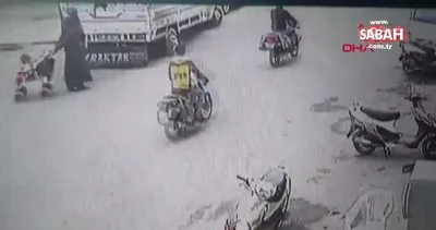 Motosiklet sürücüsünün otomobilin altında kaldığı kaza kamerada | Video