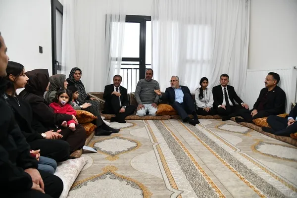 bakan-isikhan-sanliurfadaki-depremzedeleri-ziyaret-etti-1770492331875.jpeg