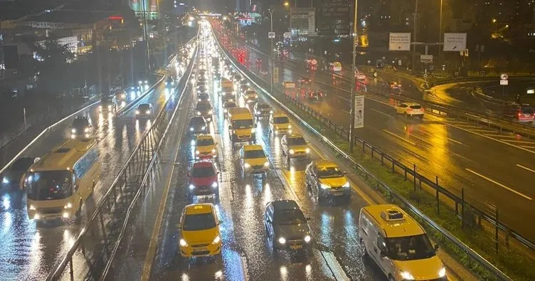 İstanbul’da yağmur trafiği vurdu, yoğunluk yüzde 76’yı gördü