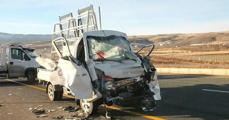 Elazığ’da pikap kamyona çarptı: 2 yaralı