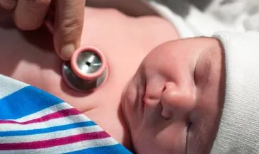Mor bebek sendromu: Bebeğinizin kalbi sinyal veriyor: Dilindeki bu belirtiye dikkat!