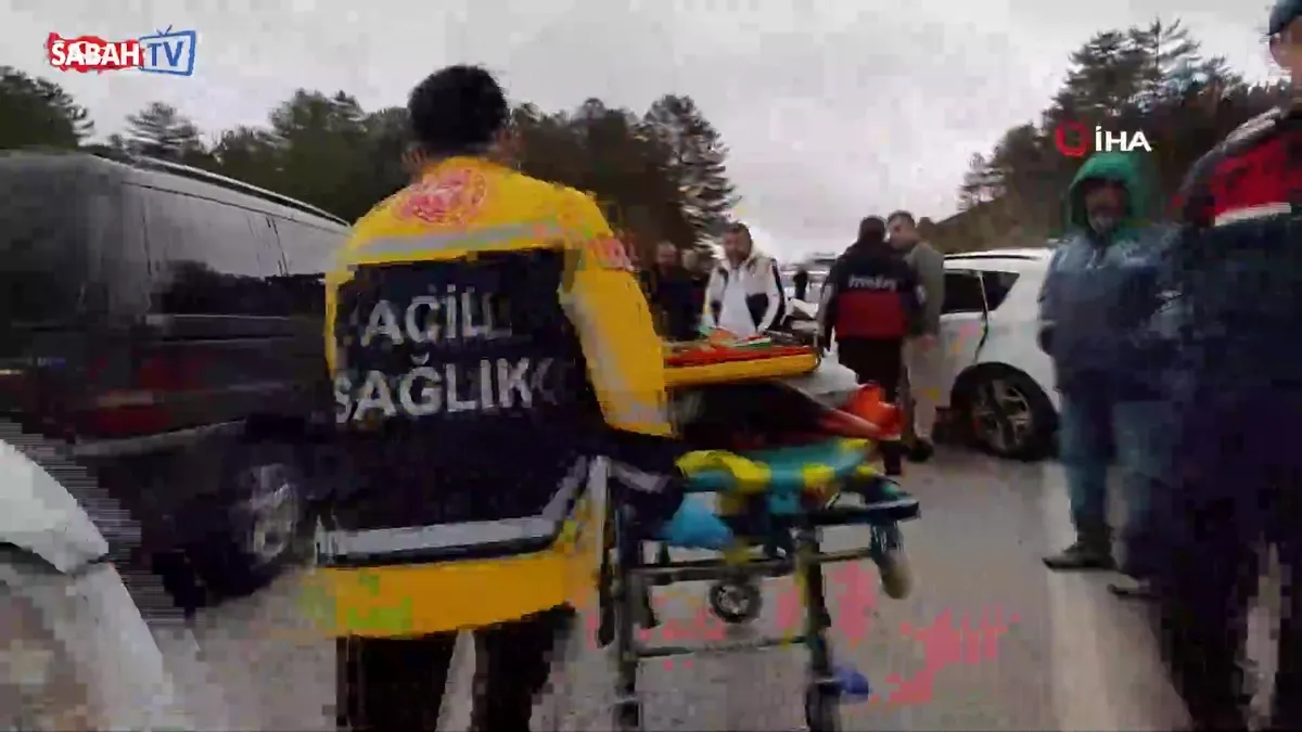 Bolu’da virajı alamayan otomobil minibüsle kafa kafaya çarpıştı: 4 yaralı | Video videosunu izle Bolu’da virajı alamayan otomobil minibüsle kafa kafaya çarpıştı: 4 yaralı | Video videosunu izle