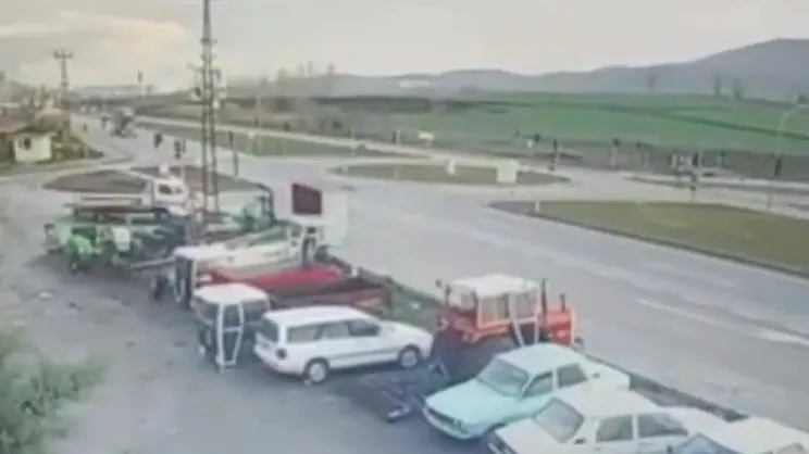 Amasya'da TIR devrildi: 2 yaralı | Video