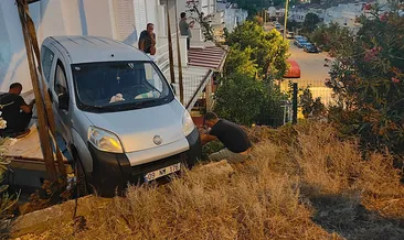 Görenleri şaşırtan kaza: Yazlık evin verandasına otomobil düştü! #aydin