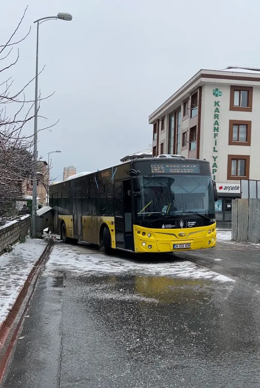 son-dakika-iett-otobusu-kaza-yapti-yasanan-patlama-panik-yaratti-1646985876304.jpg