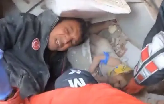 Son dakika: Türkiye gözyaşlarına boğuldu... İşte Ayda'nın kurtarılma anından kareler!