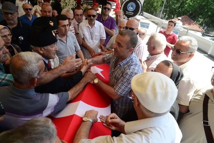 Yaşar Nuri Öztürk’ün cenazesi toprağa veriliyor