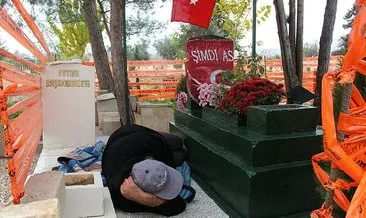 9 aydır kazada ölen oğlunun mezarında yaşıyor