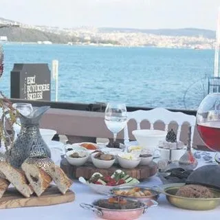 Eski iskelenin terasında iftar