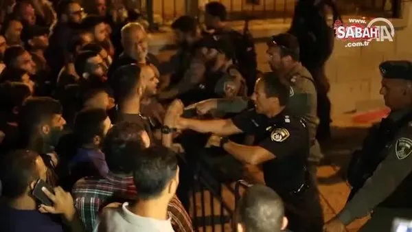 İsrail polisi Mescid-i Aksanın kapısındaki Filistinlilere müdahale etti