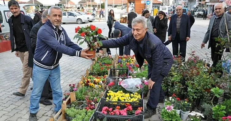 Halk pazarı çiçek bahçesine döndü