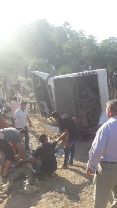 SON DAKİKA HABERİ: Mersin'de askerleri taşıyan otobüs devrildi: Şehitlerimiz var!