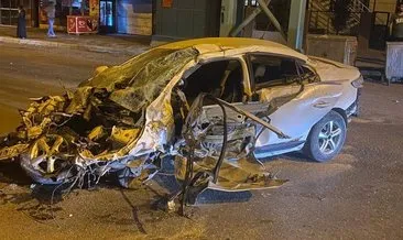 Şanlıurfa'da üst geçide çarpan otomobil hurdaya döndü: 1 ölü #sanliurfa