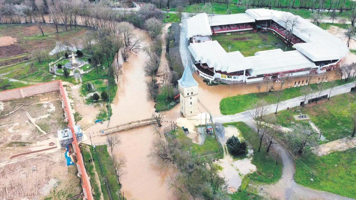 Meydanları su bastı yollar çöktü