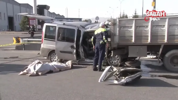 SON DAKİKA HABERİ: Kayseri'de feci kaza! Otomobil demir yüklü kamyona böyle saplandı! 2 kişi hayatını kaybetti | Video