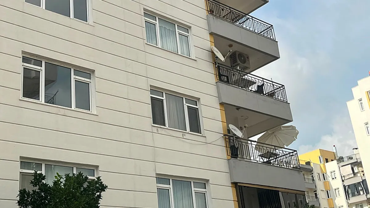 Antalya'da bir evin salonunda ölü bulunan kadınla ilgili polis ve sağlık ekiplerinin inceleme yaptığı sahne.