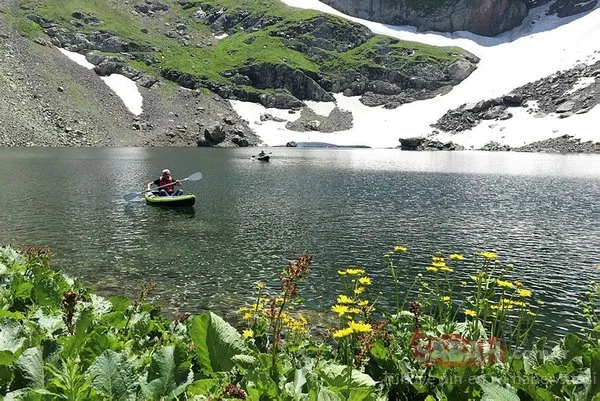Giresun’da 2 bin 750 rakımlı buzul gölünde kano etkinliği yapıldı