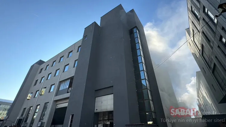 İstanbul Beylikdüzü’nde fabrika yangını: İtfaiye ekipleri söndürdü!