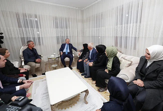 baskan-erdogandan-depremzede-aileye-ev-ziyareti-1763224284019.jpeg