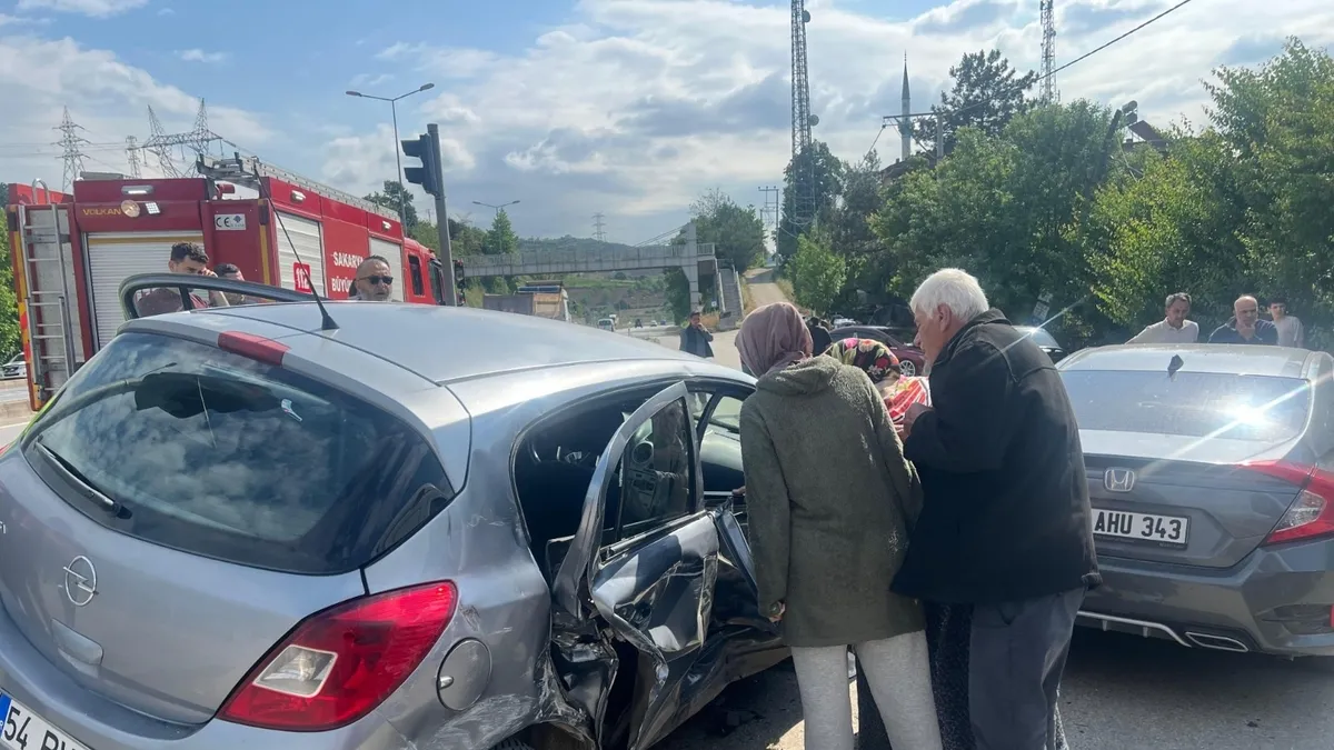 Sakarya'da feci kaza! İki araç çarpıştı: Yaralılar var… Sakarya'da feci kaza! İki araç çarpıştı: Yaralılar var…