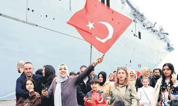 Bayraklarla TCG Anadolu’ya koştular