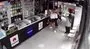 Telefonu tamire verdi, demir sopayla dövmeye geldi! O anlar kamerada | Video