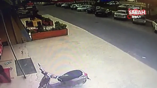 Motosikletli saldırganlar iş yerine silahla ateş ederek kaçtı | Video